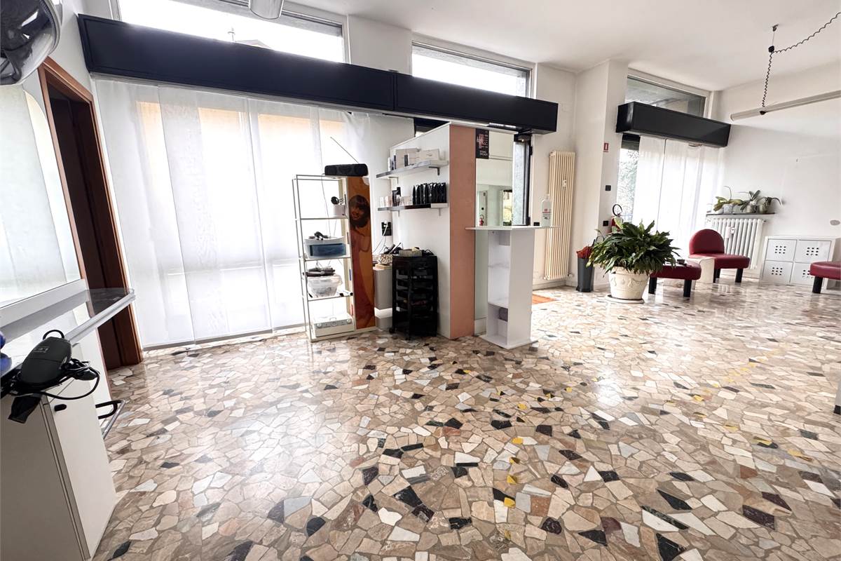 Negozio in vendita a Erba