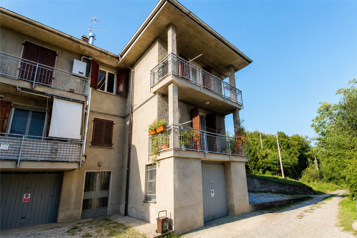 Trilocale con box e cantina a Erba