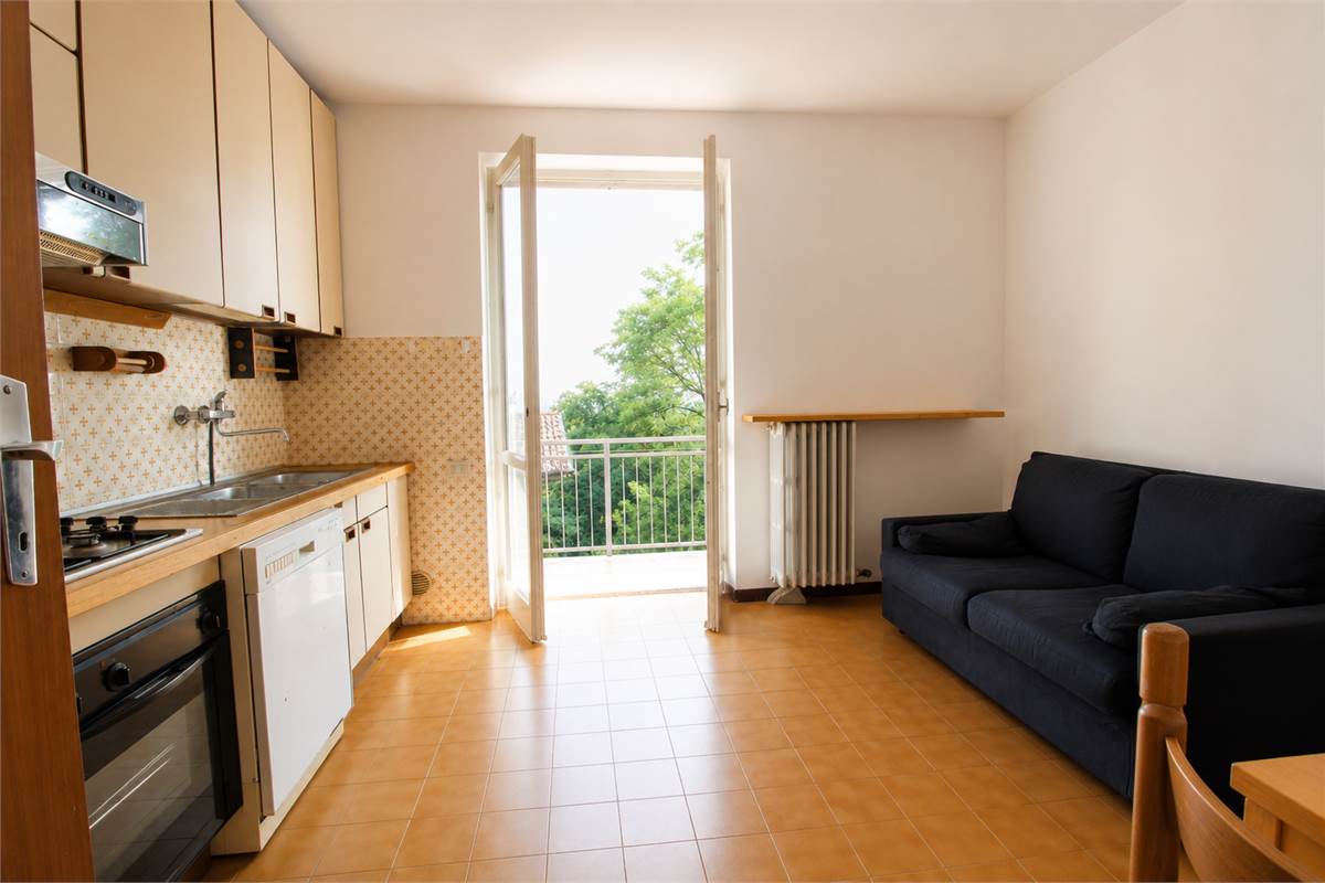 Trilocale con box e cantina a Erba