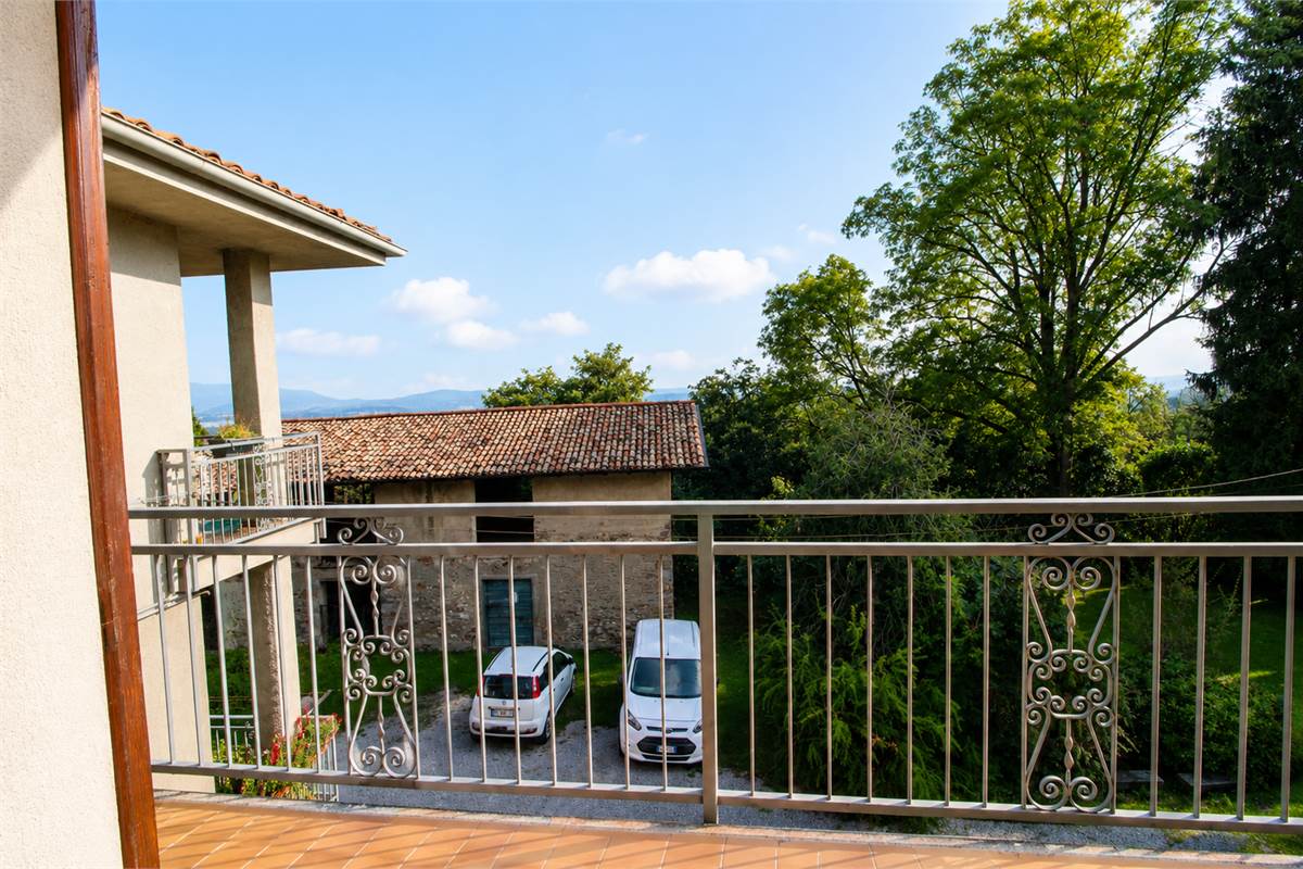 Trilocale con box e cantina a Erba