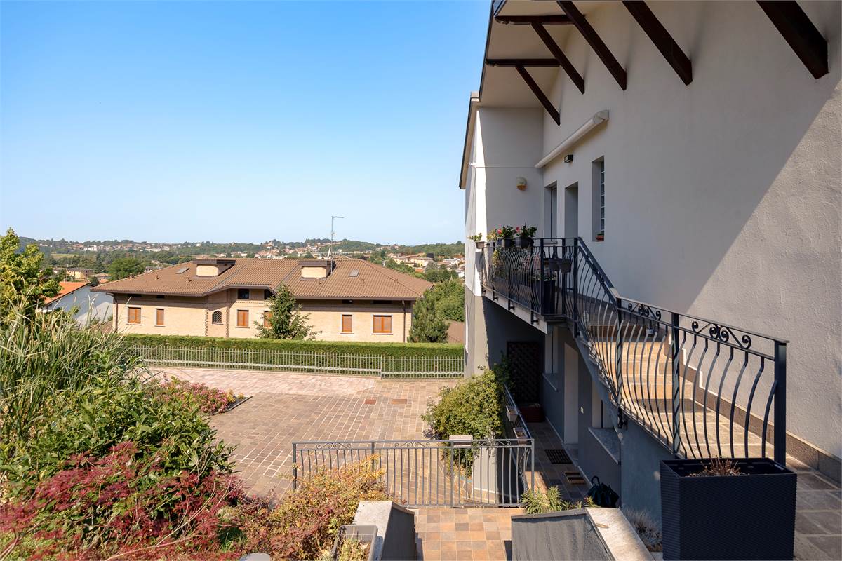 Casa singola panoramica ristrutturata con giardino a Cantù