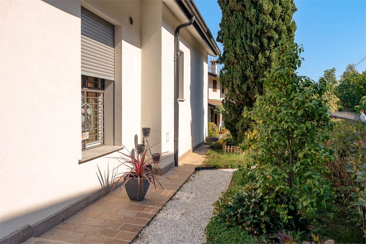 Casa singola panoramica ristrutturata con giardino a Cantù