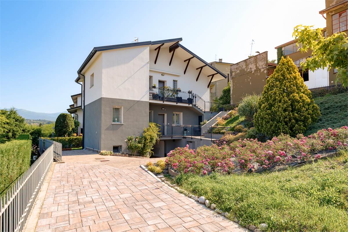 Casa singola panoramica ristrutturata con giardino a Cantù
