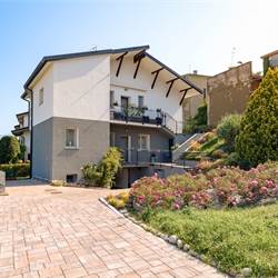 Casa singola panoramica ristrutturata con giardino a Cantù
