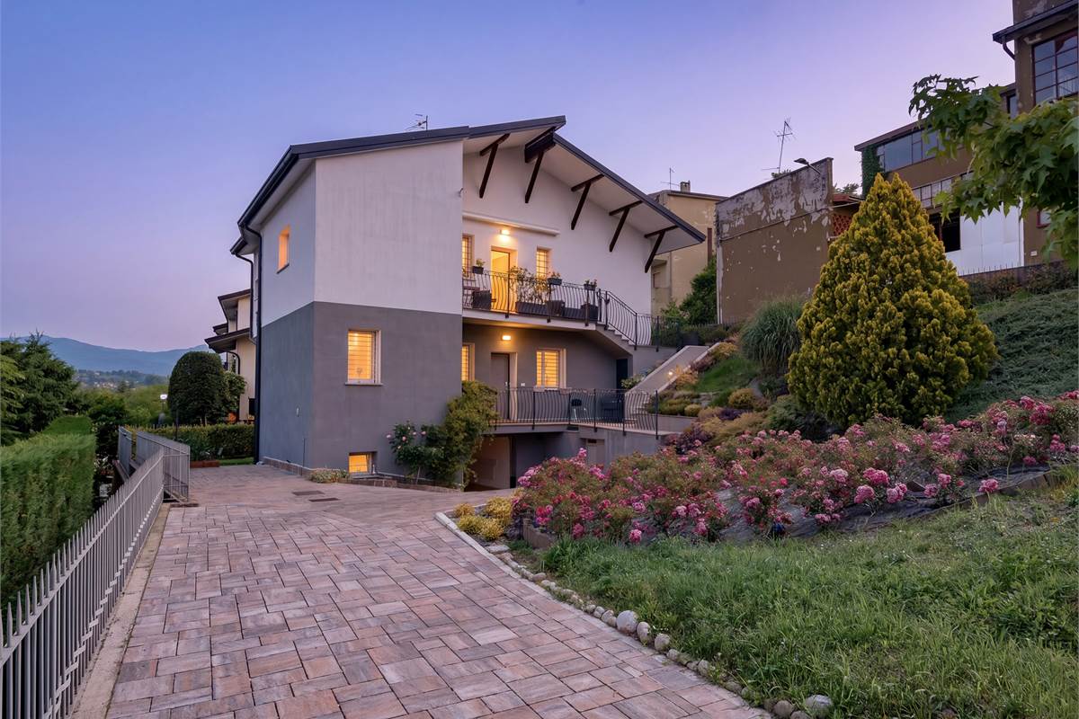 Casa singola panoramica ristrutturata con giardino a Cantù