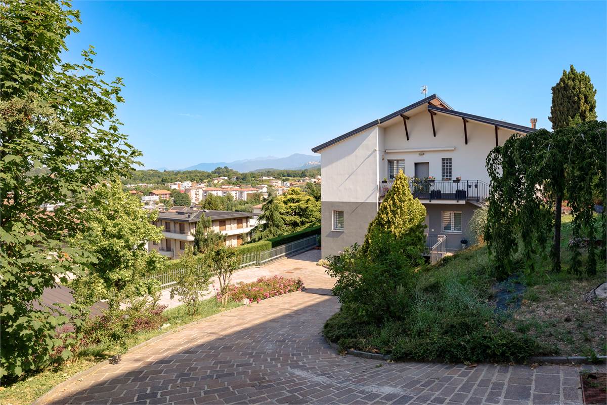 Casa singola panoramica ristrutturata con giardino a Cantù
