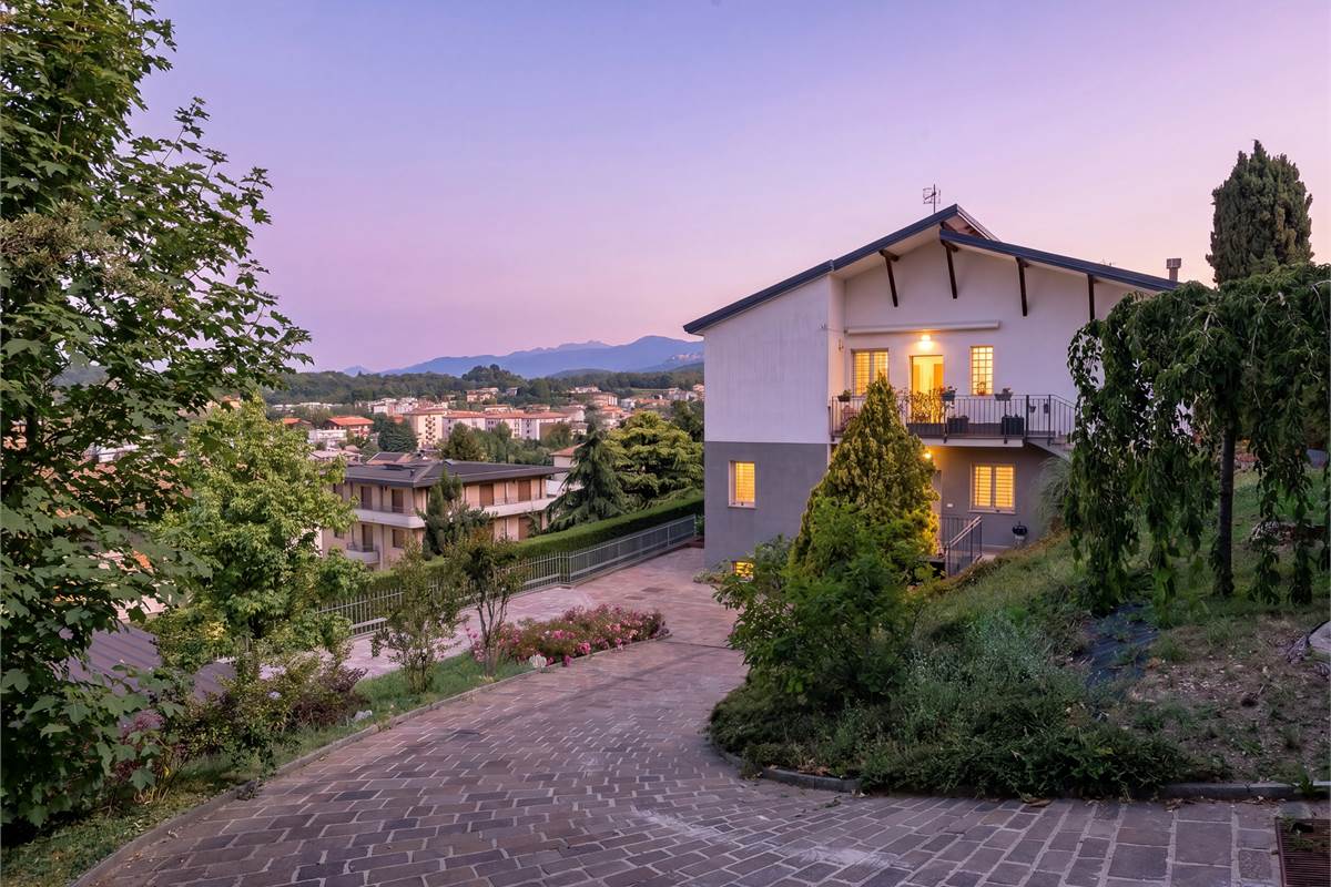 Casa singola panoramica ristrutturata con giardino a Cantù