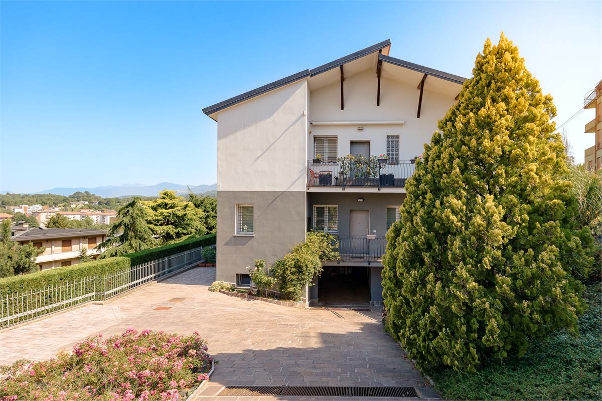 Casa singola panoramica ristrutturata con giardino a Cantù