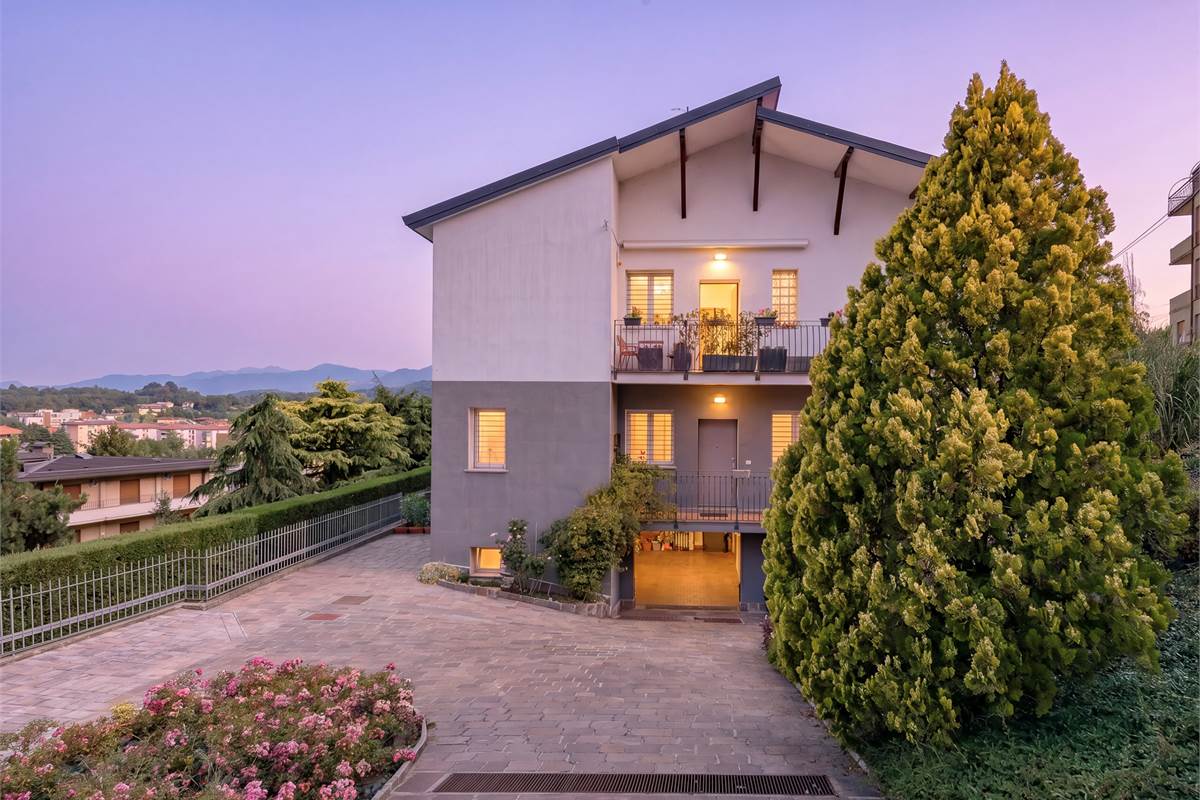 Casa singola panoramica ristrutturata con giardino a Cantù