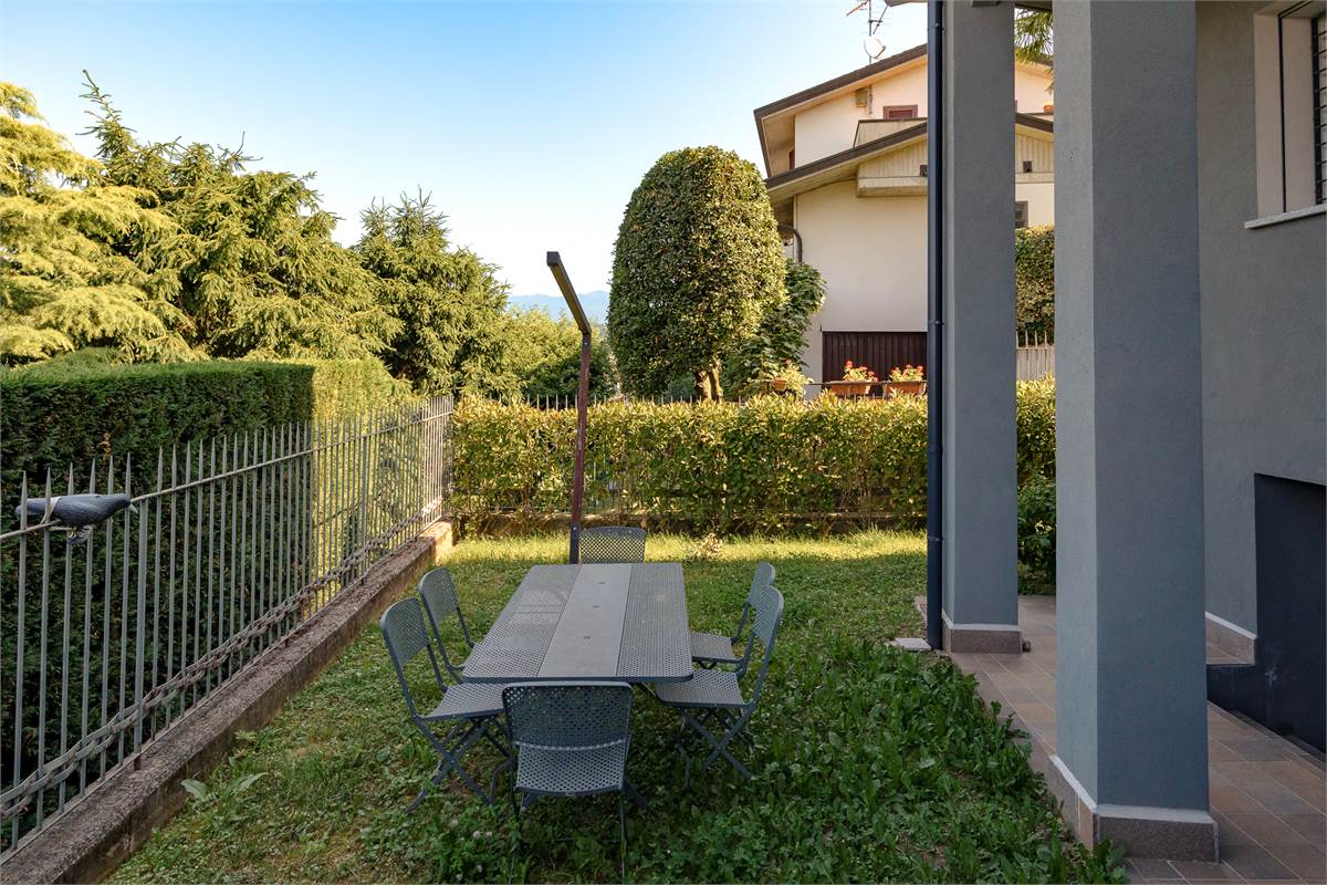 Casa singola panoramica ristrutturata con giardino a Cantù