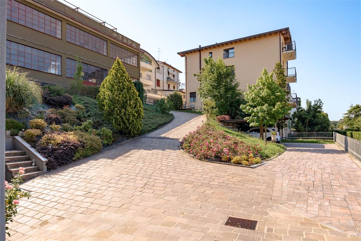 Casa singola panoramica ristrutturata con giardino a Cantù