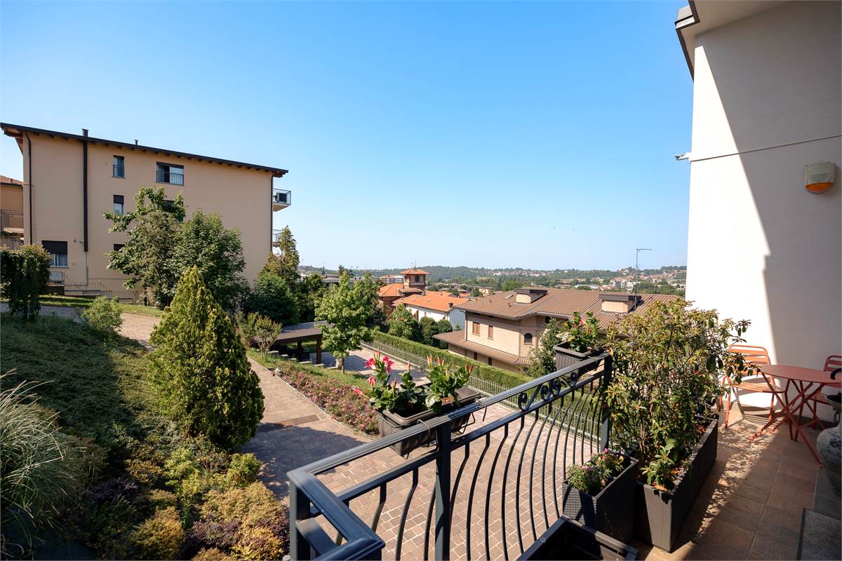 Casa singola panoramica ristrutturata con giardino a Cantù