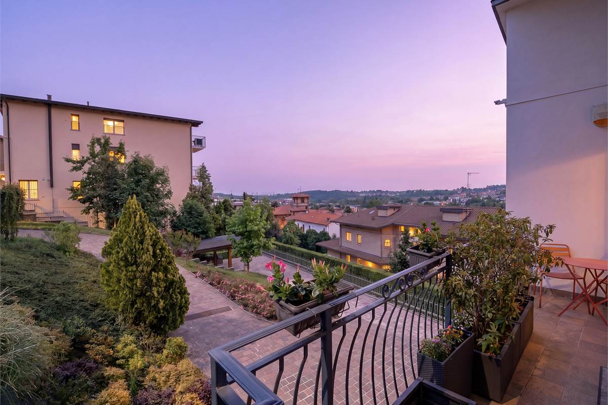Casa singola panoramica ristrutturata con giardino a Cantù