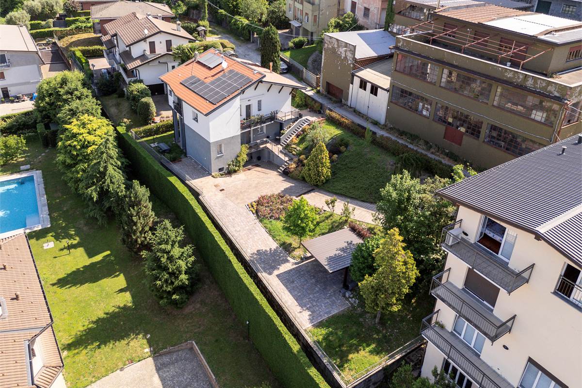 Casa singola panoramica ristrutturata con giardino a Cantù