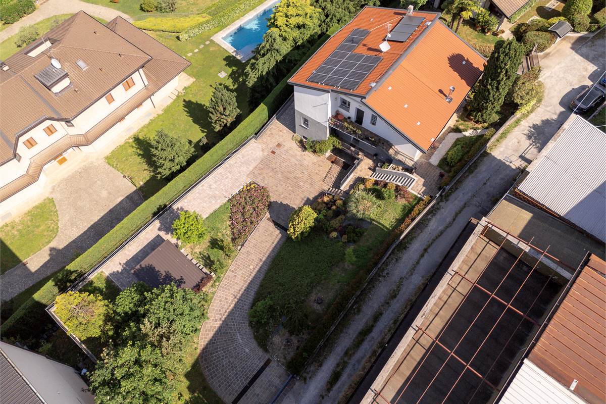 Casa singola panoramica ristrutturata con giardino a Cantù