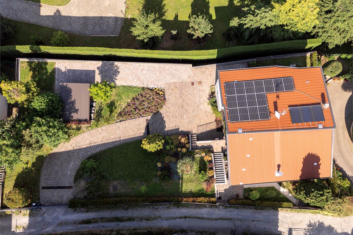Casa singola panoramica ristrutturata con giardino a Cantù