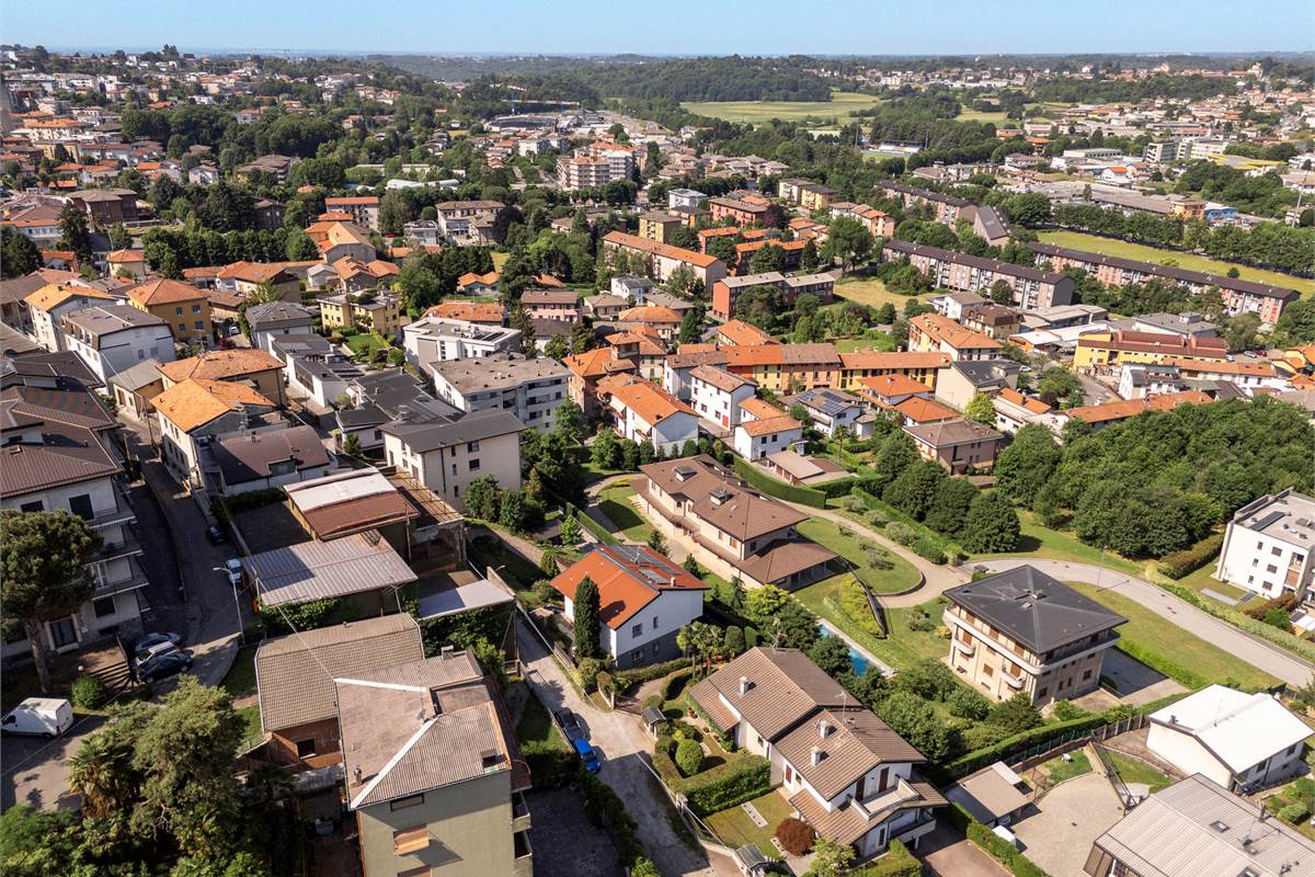 Casa singola panoramica ristrutturata con giardino a Cantù
