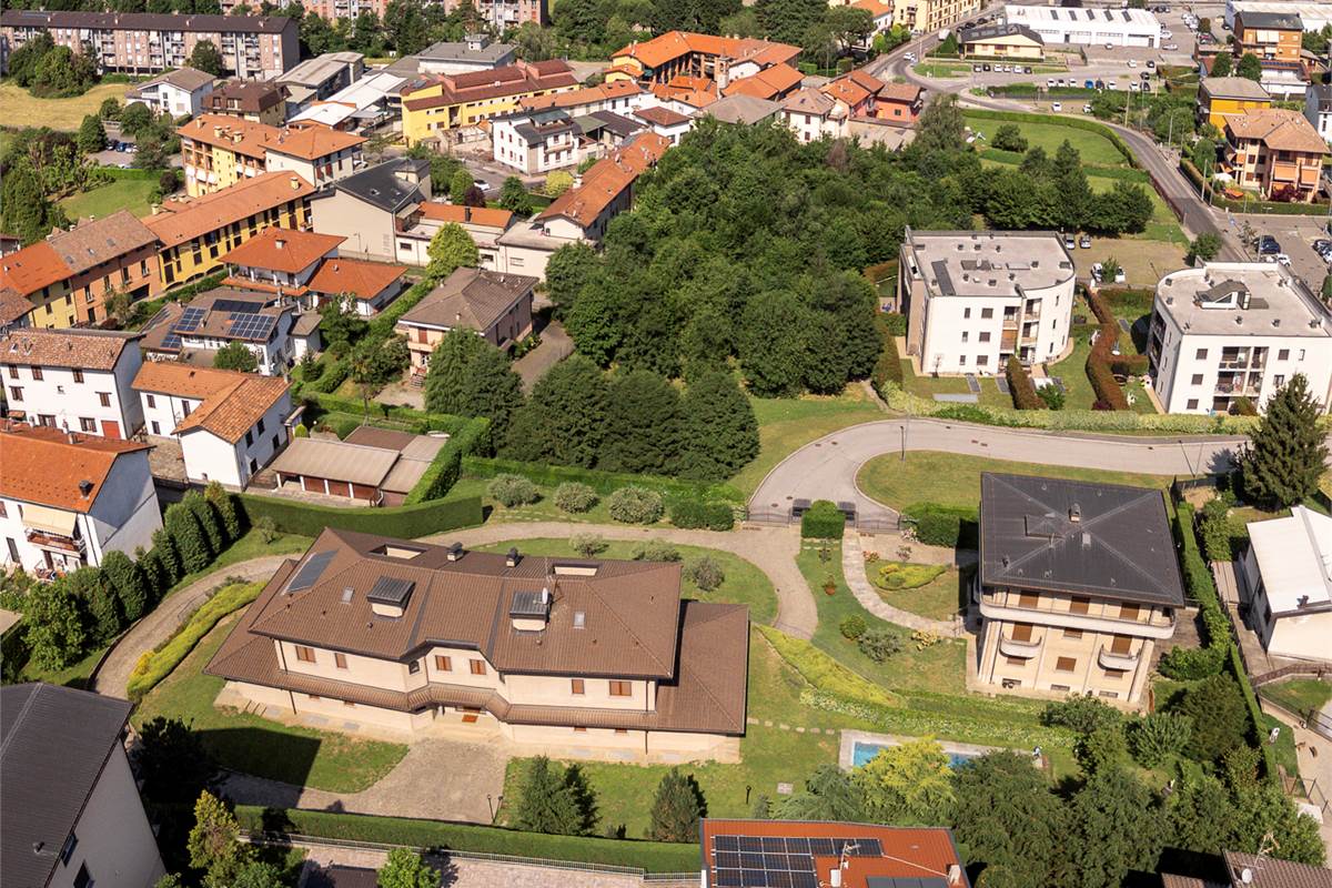Casa singola panoramica ristrutturata con giardino a Cantù