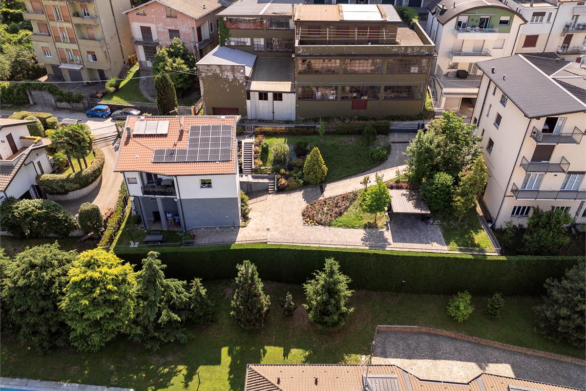 Casa singola panoramica ristrutturata con giardino a Cantù