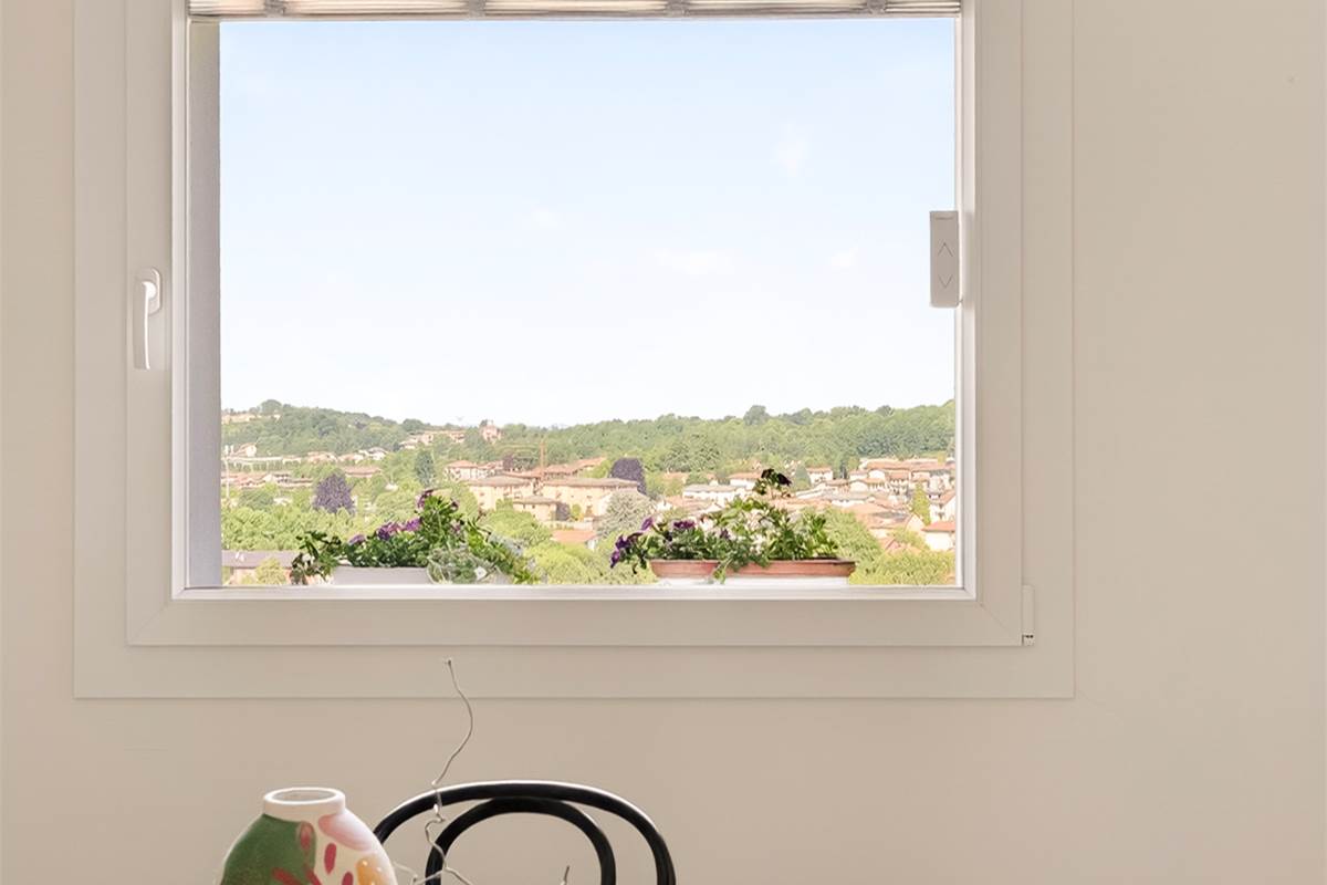 Casa singola panoramica ristrutturata con giardino a Cantù