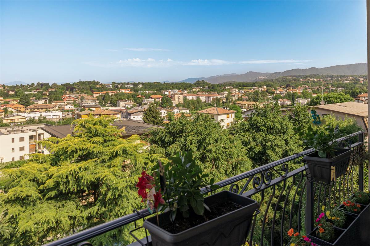 Casa singola panoramica ristrutturata con giardino a Cantù