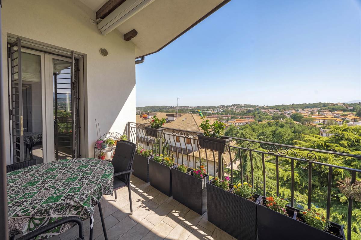 Casa singola panoramica ristrutturata con giardino a Cantù
