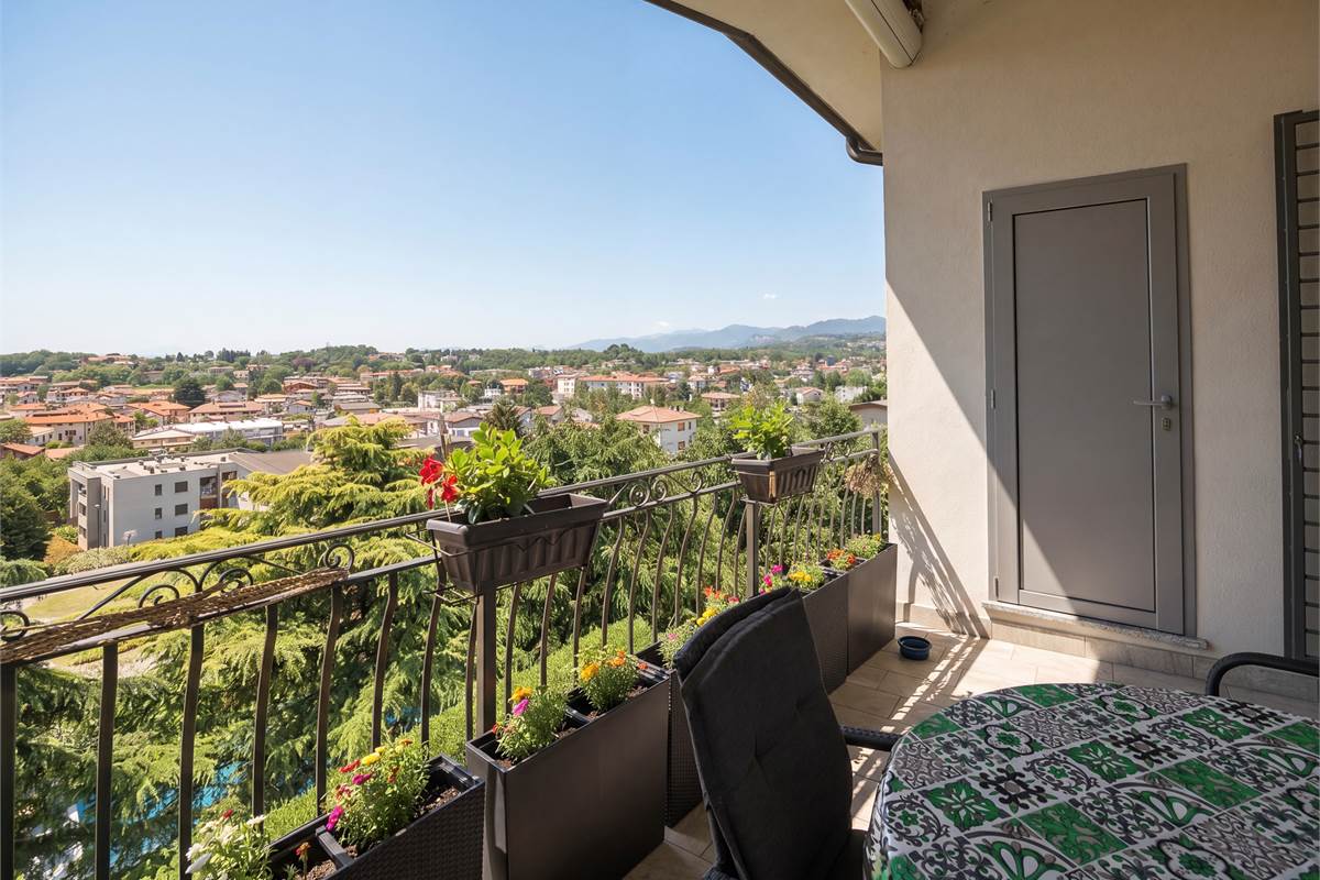 Casa singola panoramica ristrutturata con giardino a Cantù