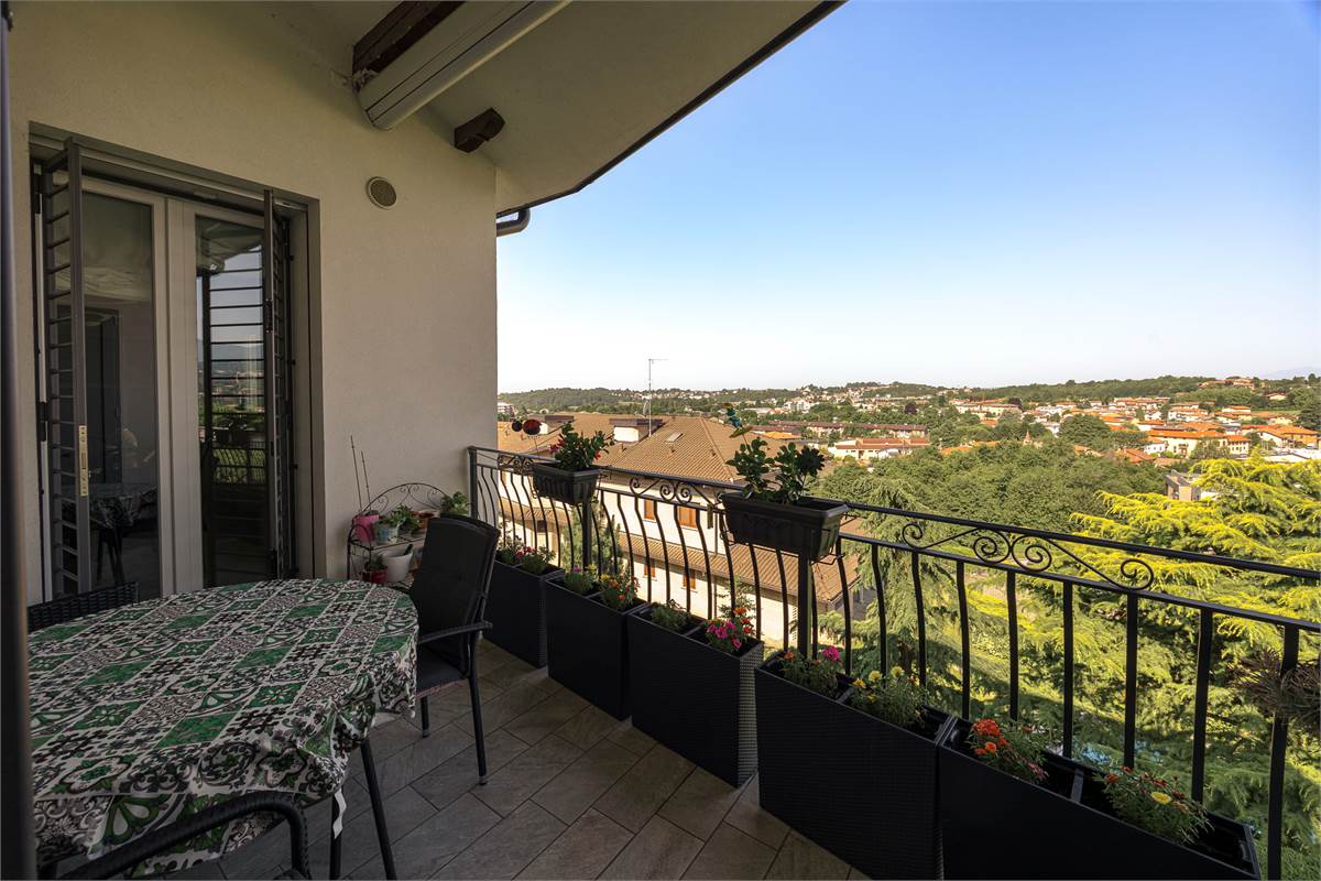 Casa singola panoramica ristrutturata con giardino a Cantù