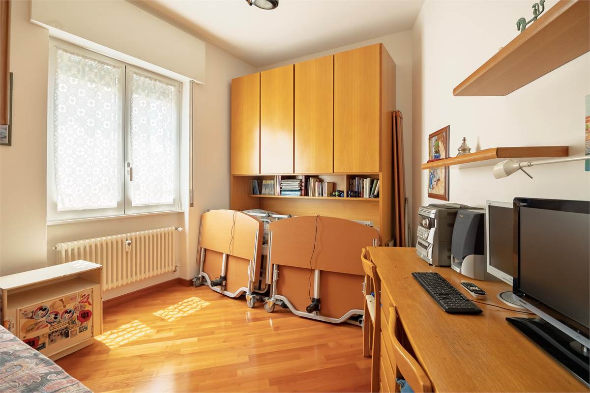 Como Albate: ampio trilocale ristrutturato con box e cantina
