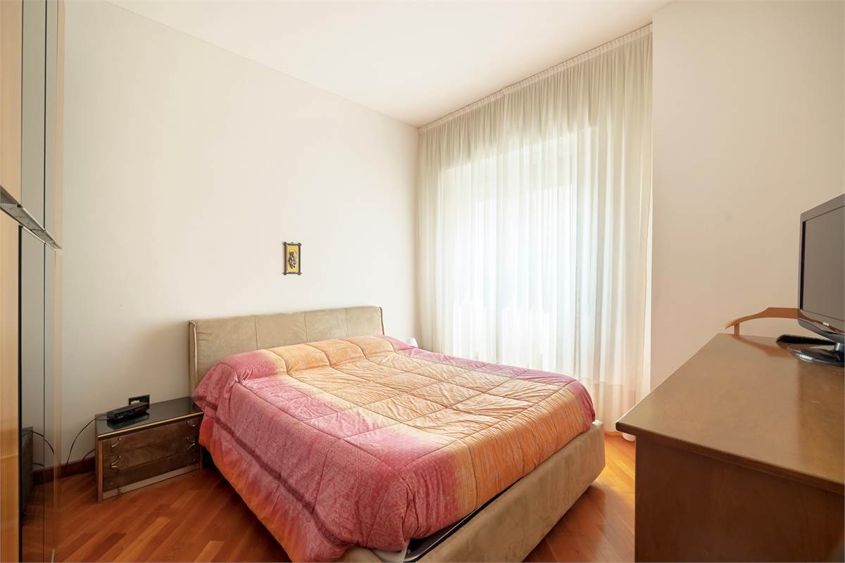 Como Albate: ampio trilocale ristrutturato con box e cantina