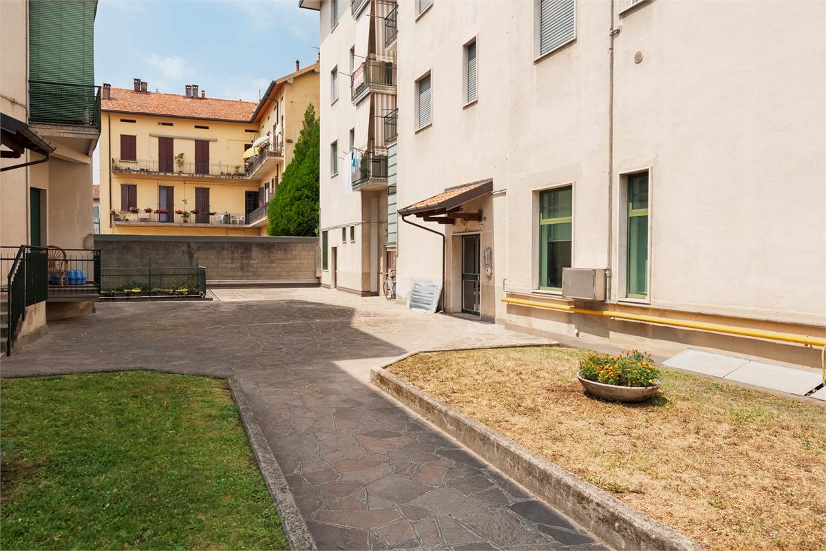 Como Albate: ampio trilocale ristrutturato con box e cantina