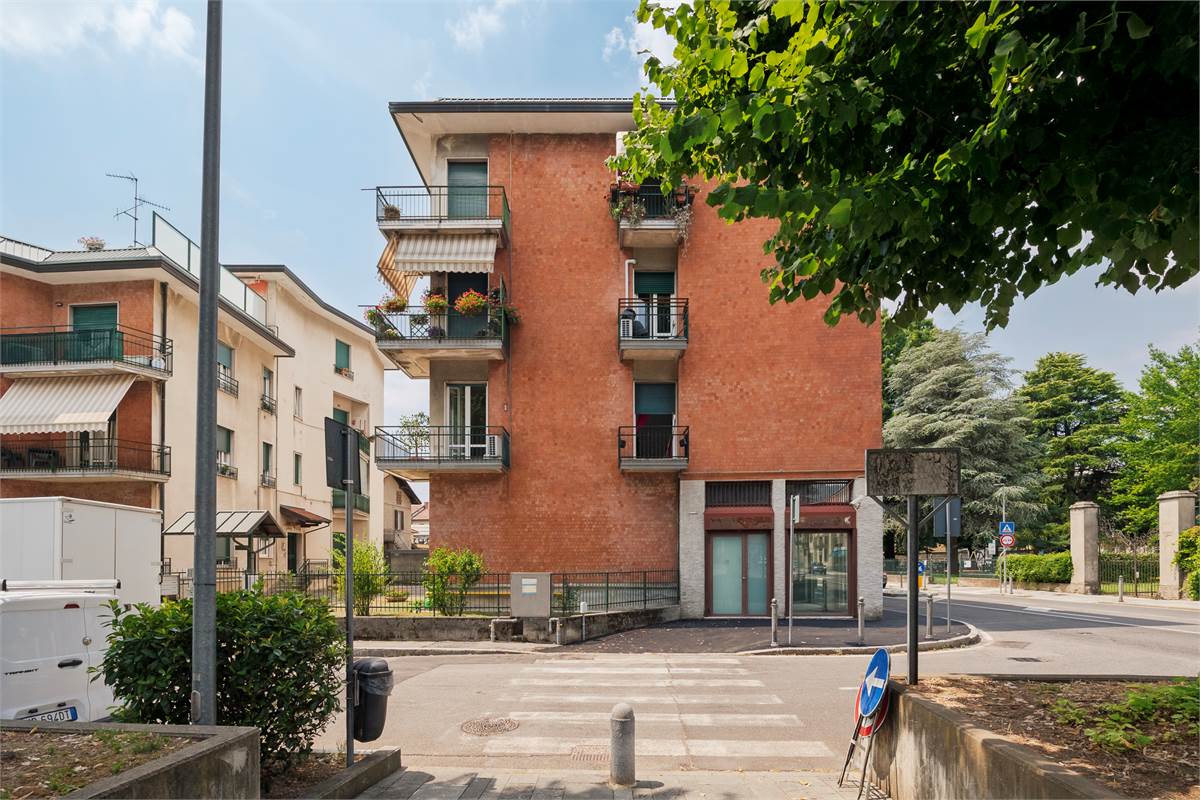 Como Albate: ampio trilocale ristrutturato con box e cantina