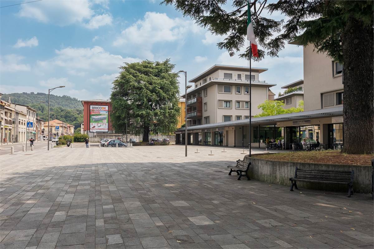 Como Albate: ampio trilocale ristrutturato con box e cantina