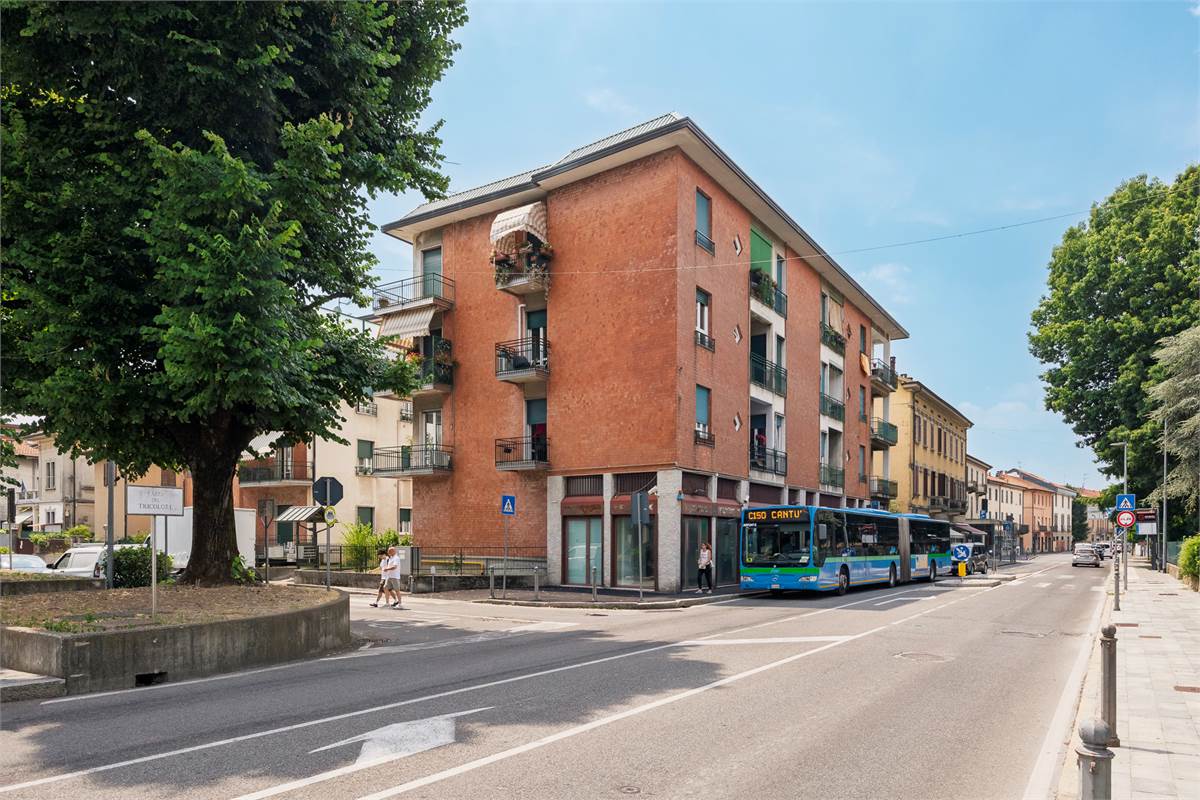 Como Albate: ampio trilocale ristrutturato con box e cantina