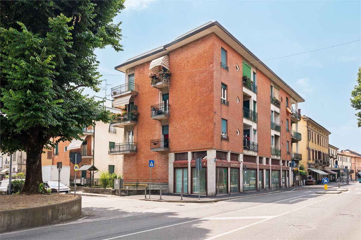 Como Albate: ampio trilocale ristrutturato con box e cantina