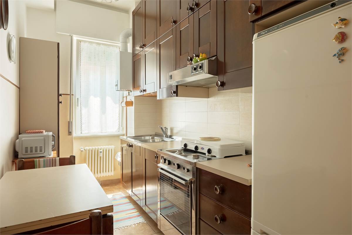 Como Albate: ampio trilocale ristrutturato con box e cantina