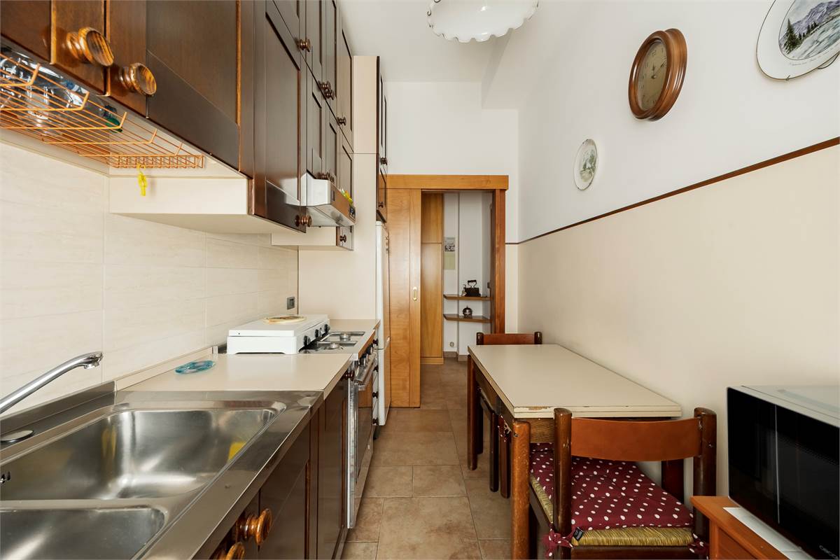 Como Albate: ampio trilocale ristrutturato con box e cantina