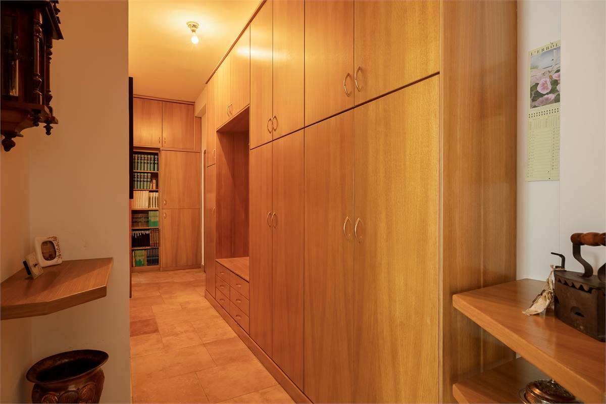 Como Albate: ampio trilocale ristrutturato con box e cantina
