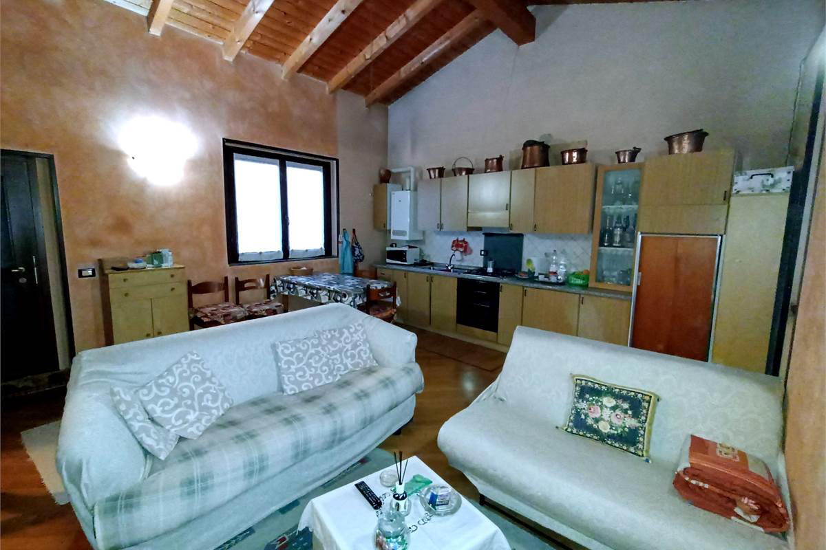 LOMAZZO CENTRO TRILOCALE MANSARDATO