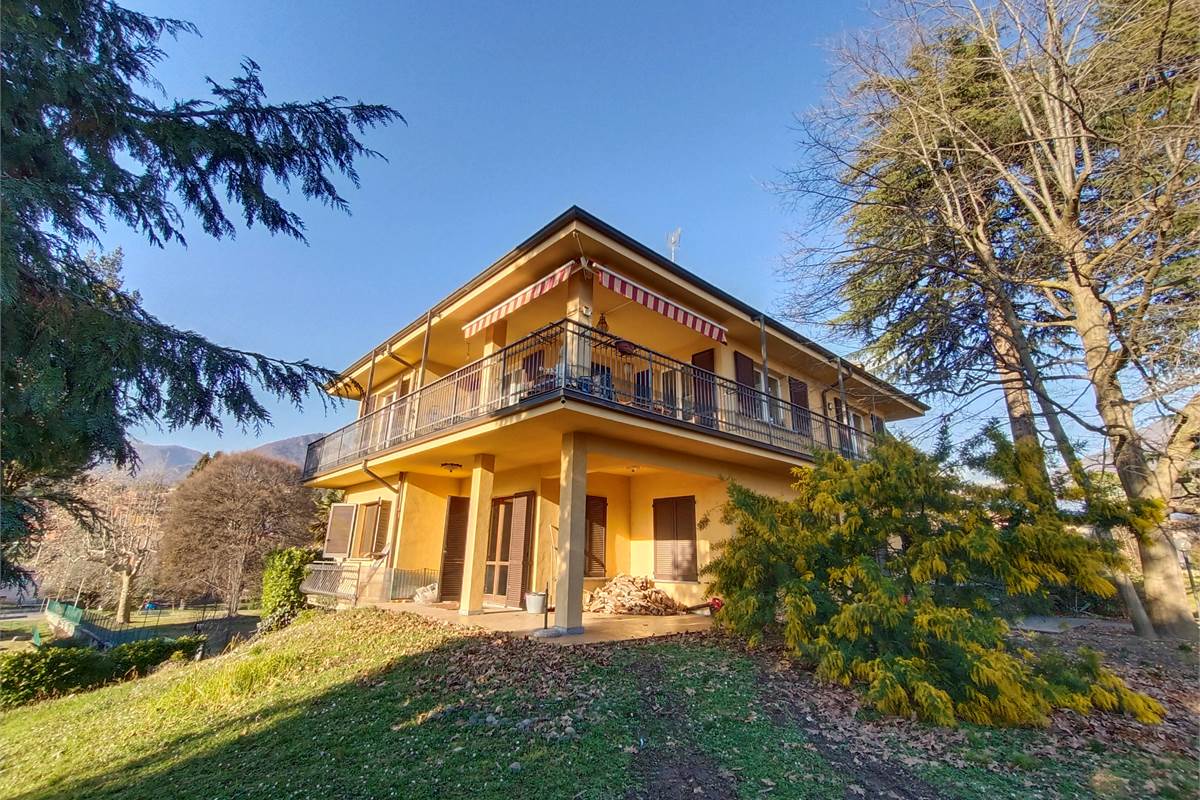 LONGONE AL SEGRINO (CO) VILLA SINGOLA CON GIARDINO