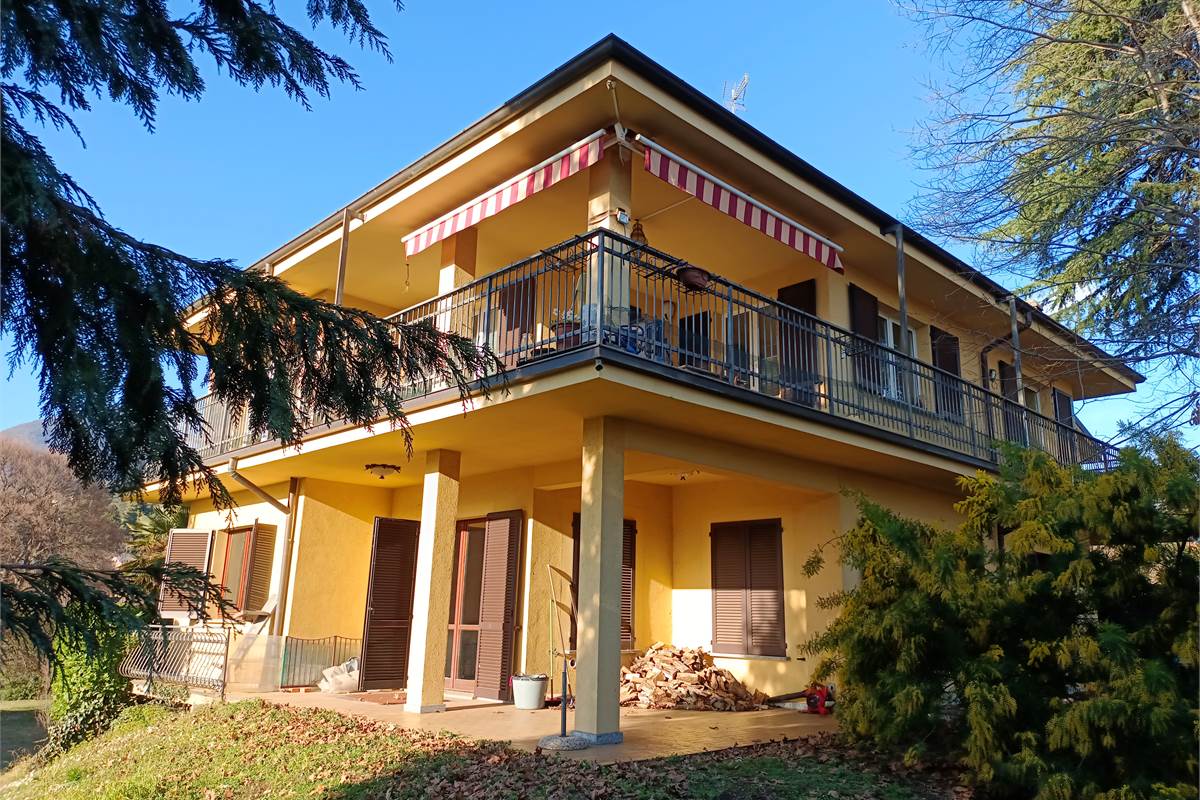 LONGONE AL SEGRINO (CO) VILLA SINGOLA CON GIARDINO