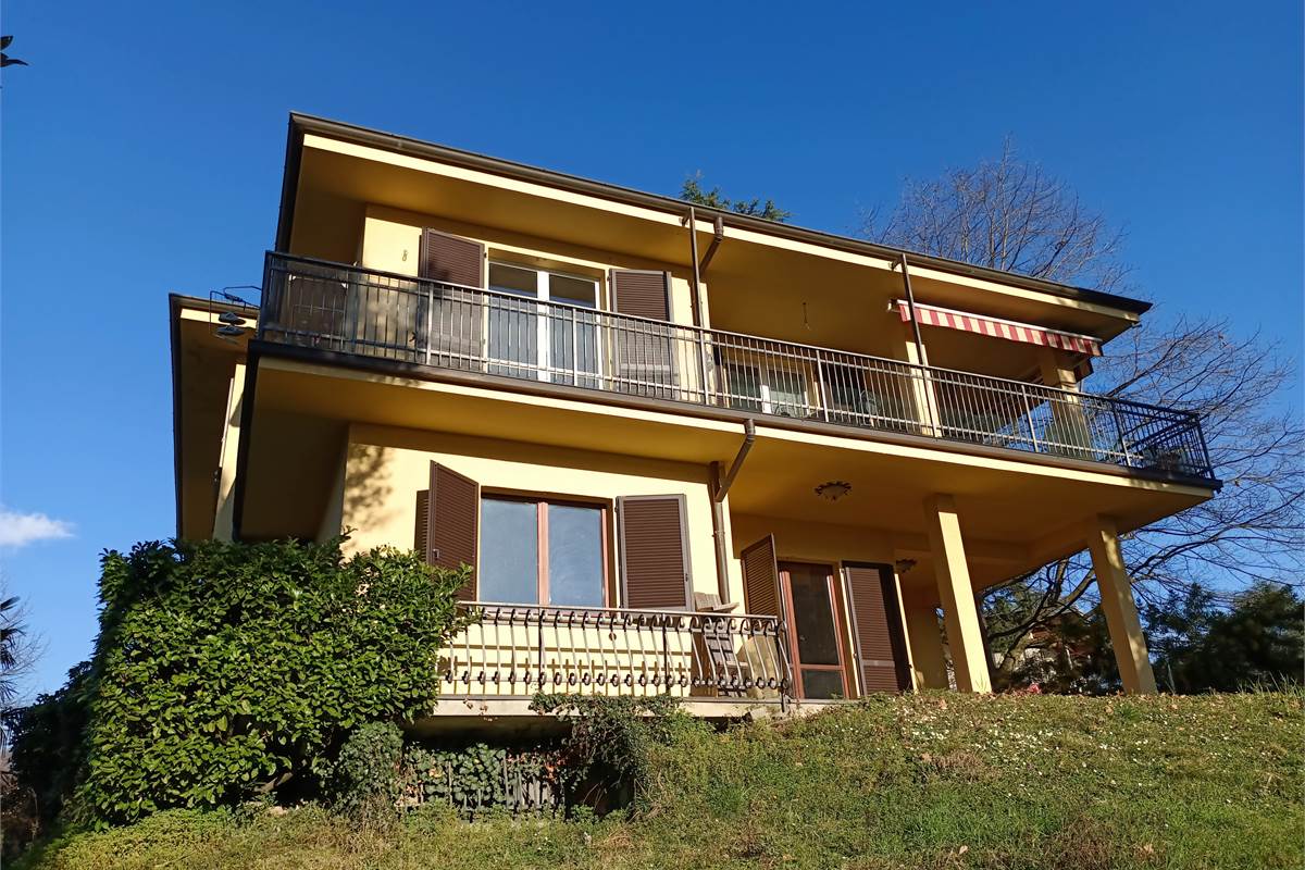 LONGONE AL SEGRINO (CO) VILLA SINGOLA CON GIARDINO