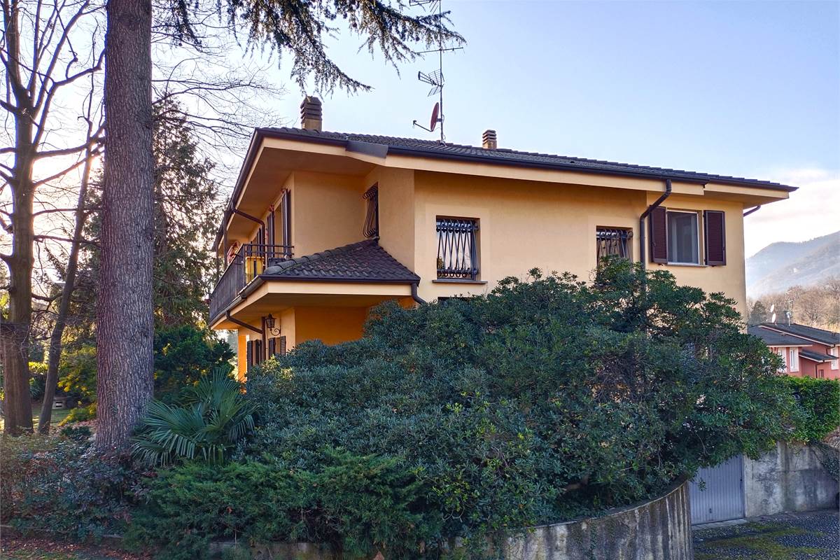 LONGONE AL SEGRINO (CO) VILLA SINGOLA CON GIARDINO