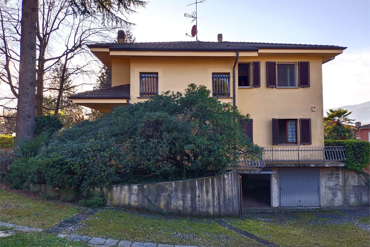 LONGONE AL SEGRINO (CO) VILLA SINGOLA CON GIARDINO