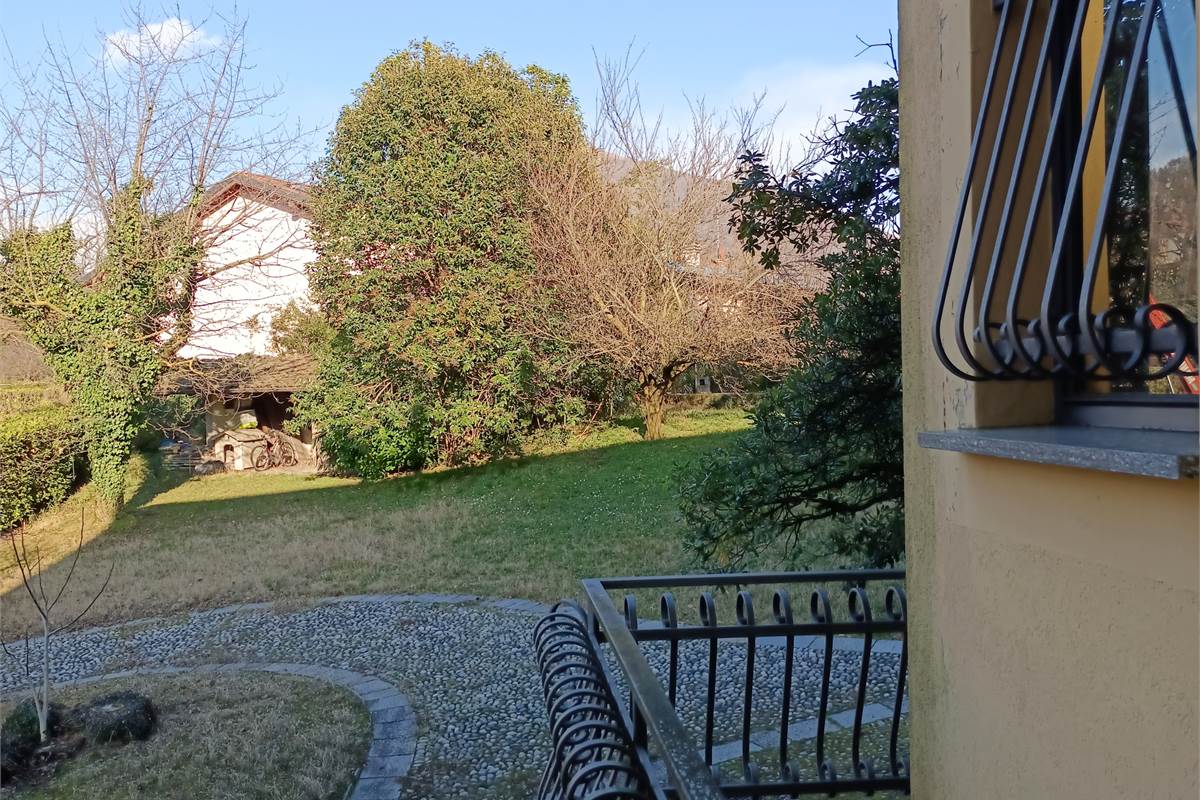 LONGONE AL SEGRINO (CO) VILLA SINGOLA CON GIARDINO