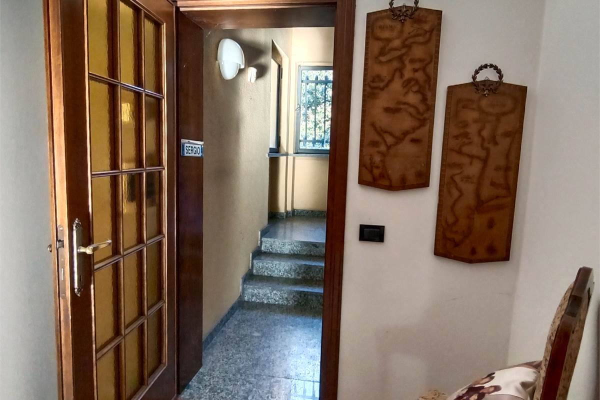 LONGONE AL SEGRINO (CO) VILLA SINGOLA CON GIARDINO