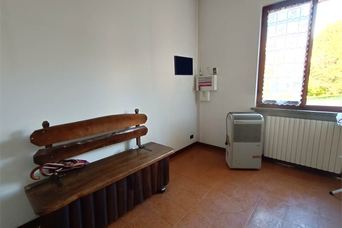 LONGONE AL SEGRINO (CO) VILLA SINGOLA CON GIARDINO