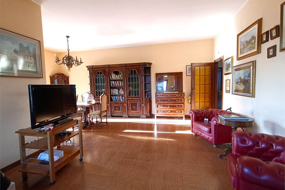 LONGONE AL SEGRINO (CO) VILLA SINGOLA CON GIARDINO