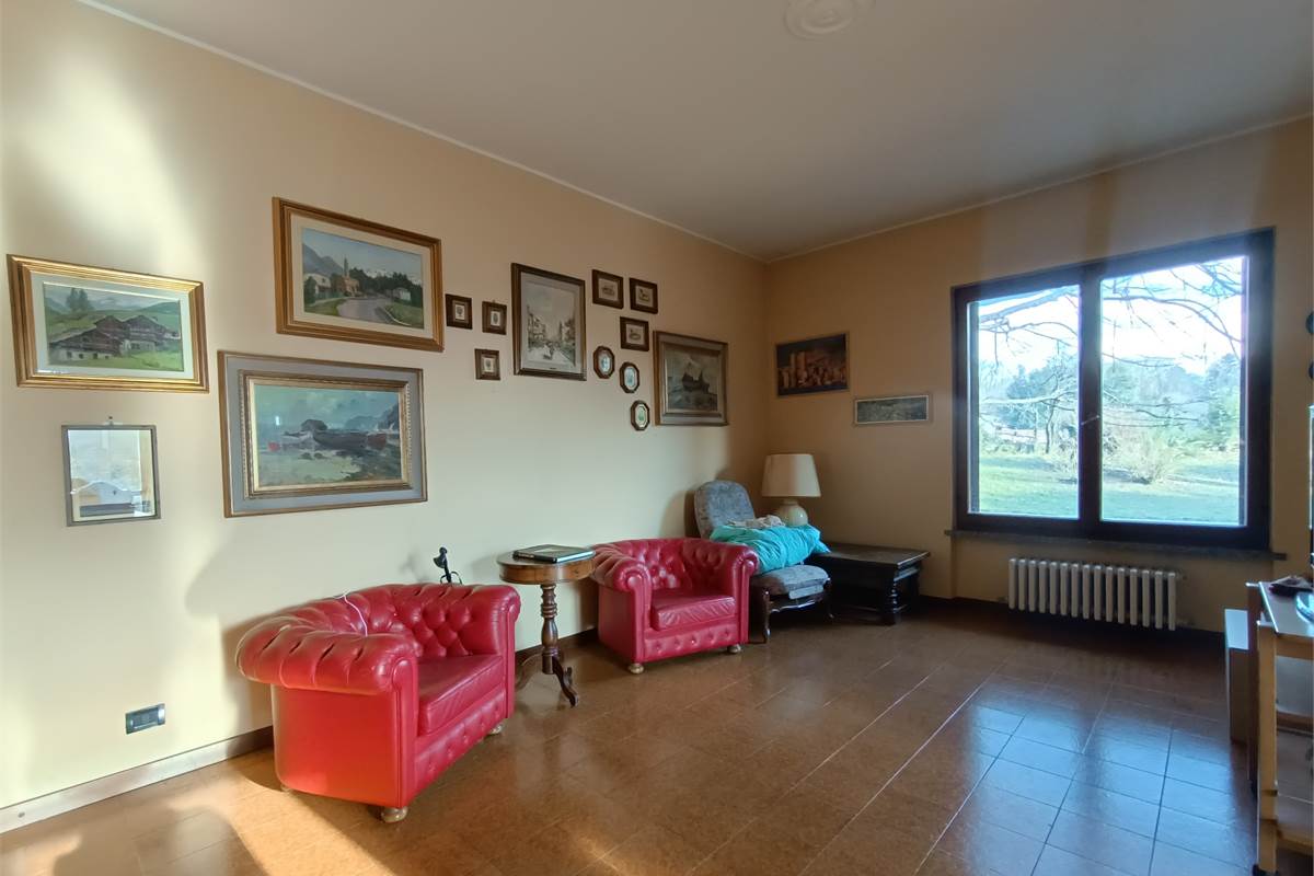 LONGONE AL SEGRINO (CO) VILLA SINGOLA CON GIARDINO