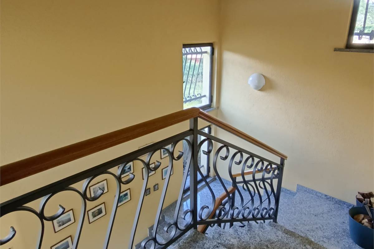 LONGONE AL SEGRINO (CO) VILLA SINGOLA CON GIARDINO